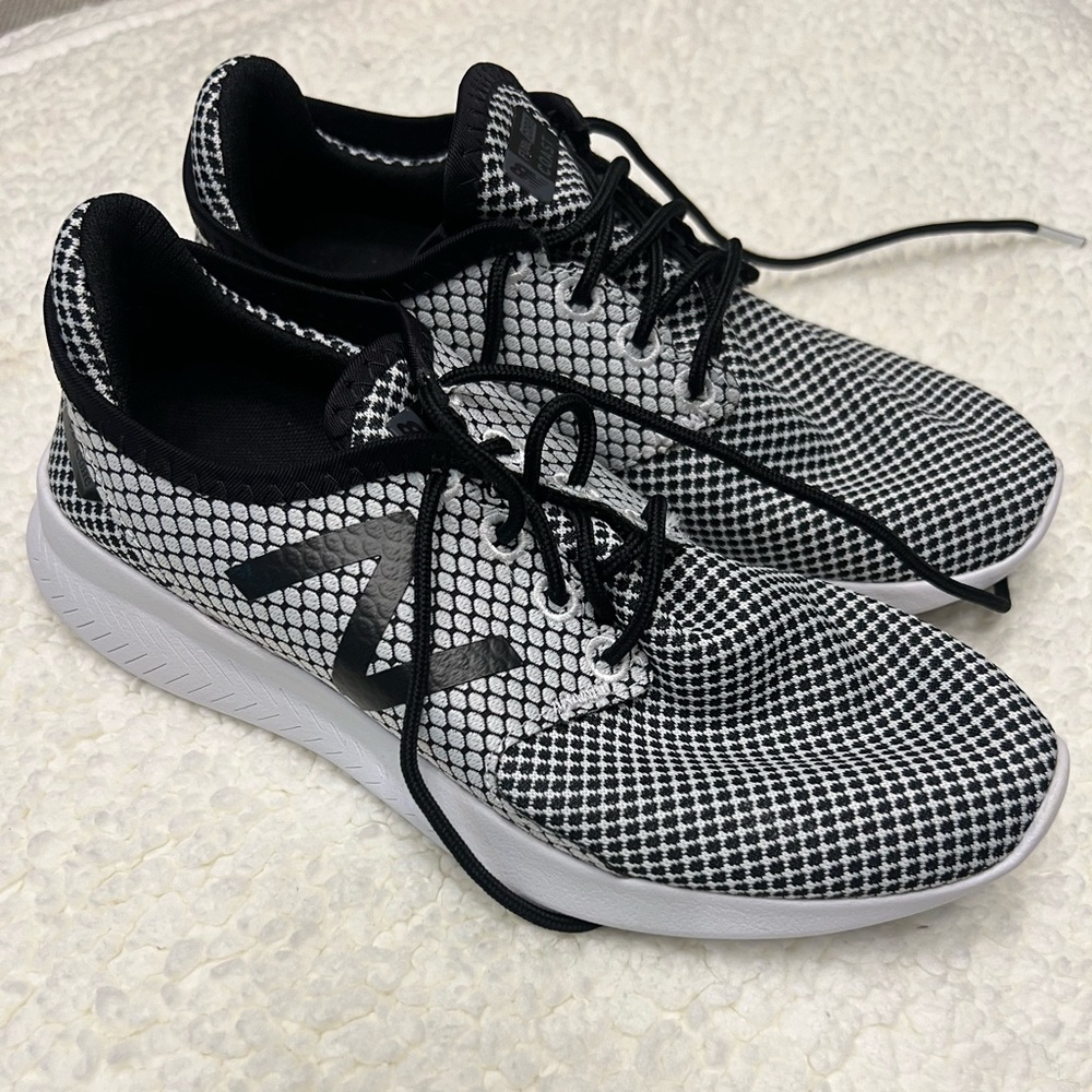NWOB New Balance Black and White Athletic Sneakers (Size 6)